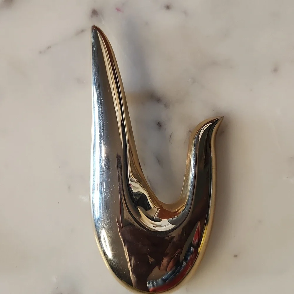 V i n t a g e Large Goldtone Swash Brooch